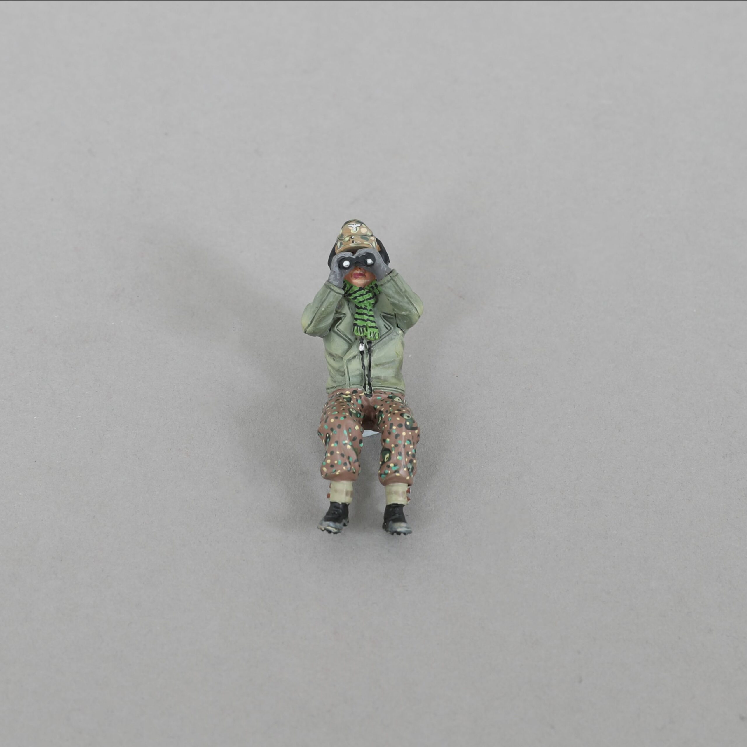 SS171B Grille Crewman with Binos