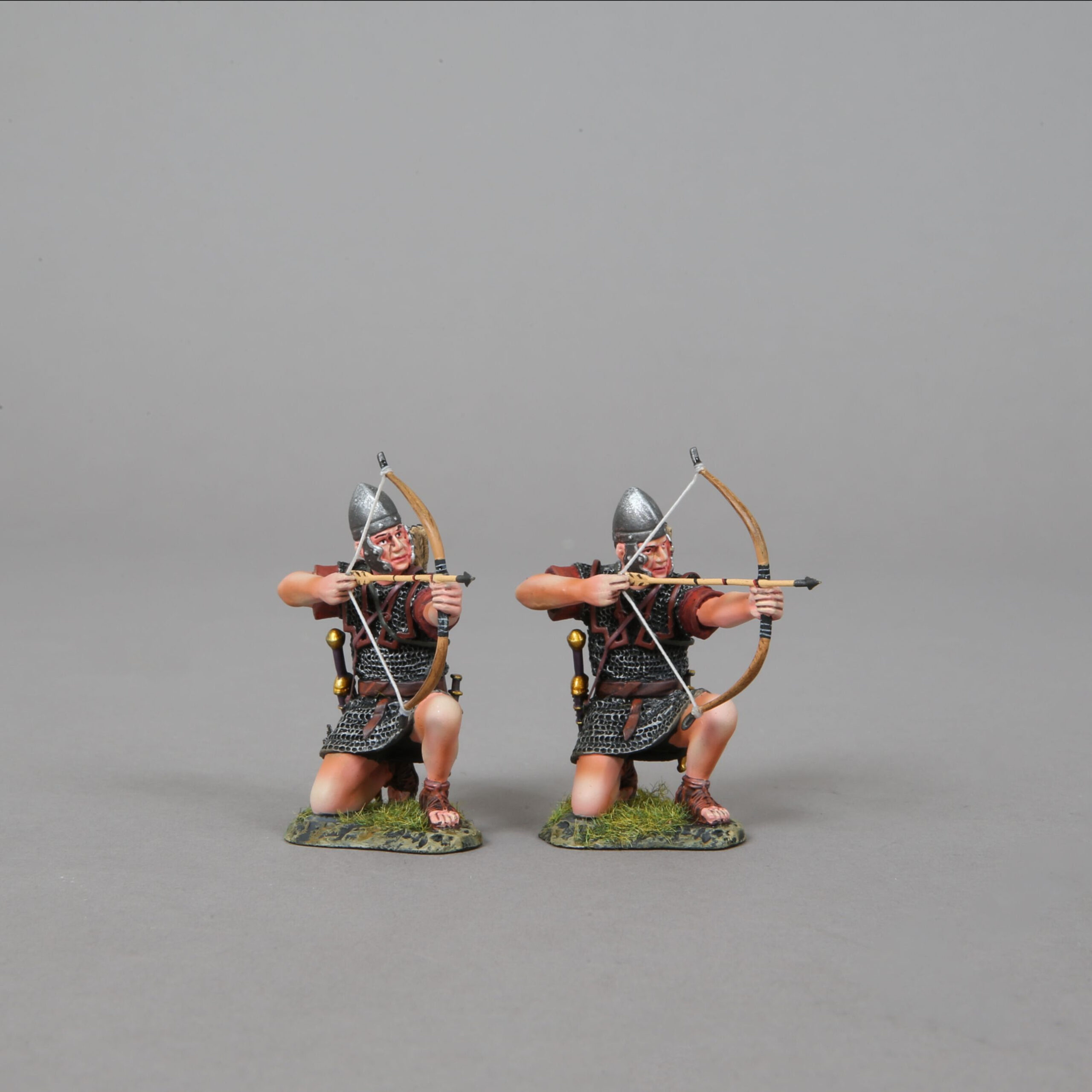 ROM183B 2 x Kneeling Archers Firing Straight Ahead