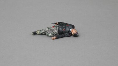 SS186 Dead crewman with Luger