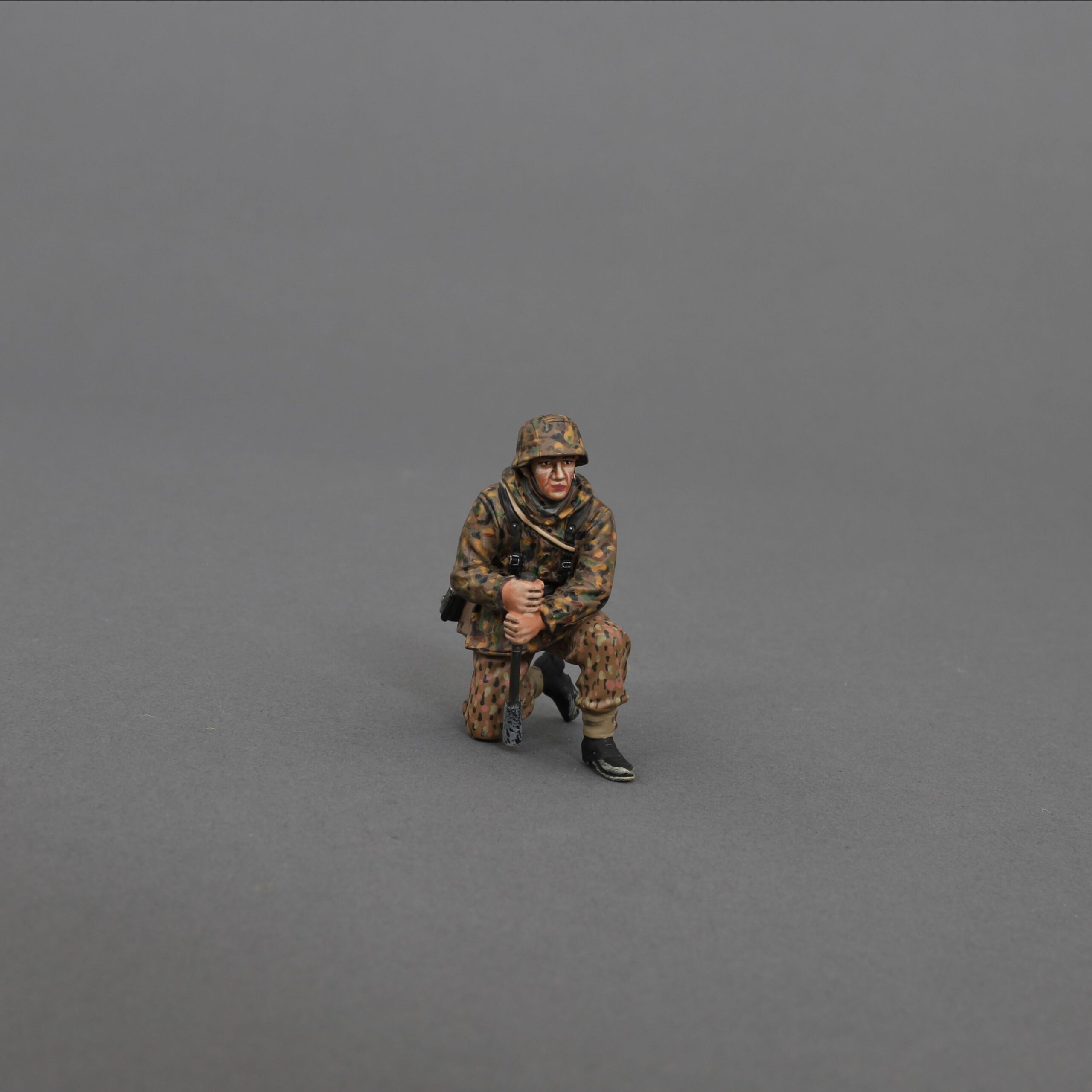 SS194 Kneeling SS Artillery Crew with Ramrod