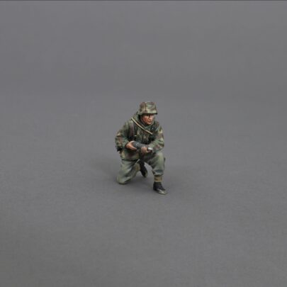 SS193 Kneeling SS Artillery Crew with shell