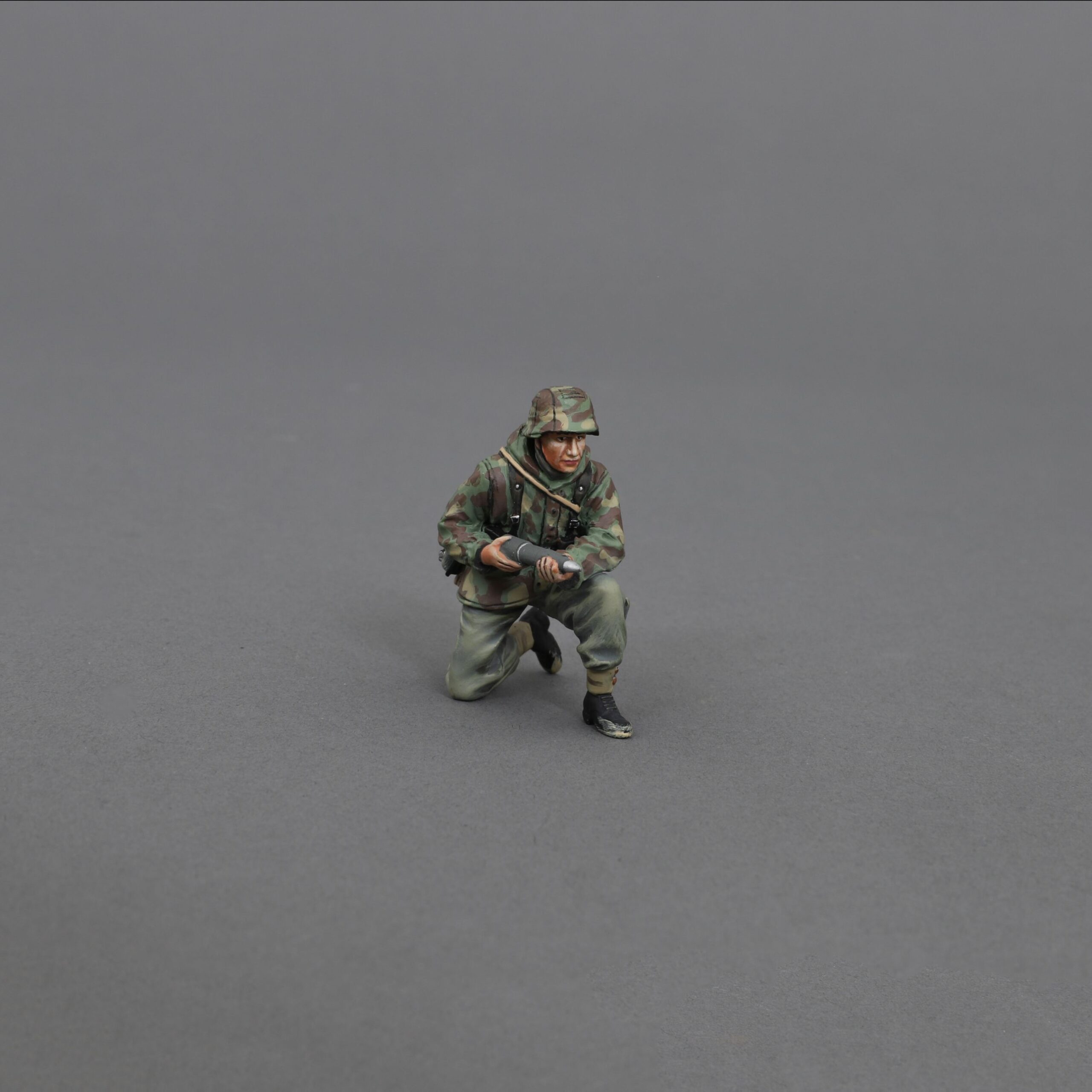 SS193 Kneeling SS Artillery Crew with shell