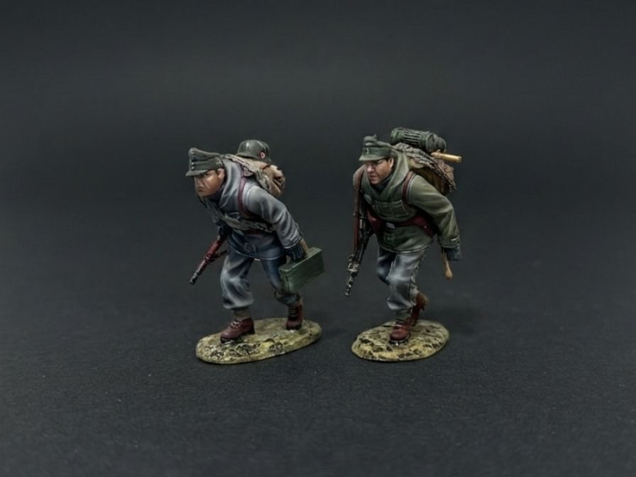 SS196A Two Running Gebirgsjger 2