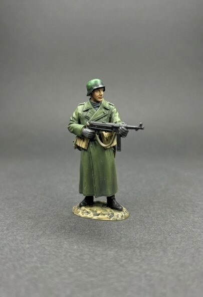SS197A SS Soldier Pointing his MP40
